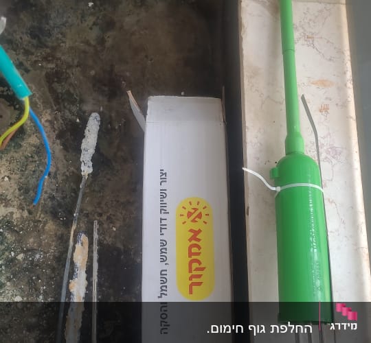 רכיבי דוד שמש ירוקים ואריזת קרטון לבנה